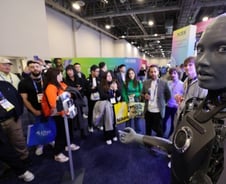 삼성 빠진 자리 차지한 중국 기업…미국은 제조업이 돌아왔다