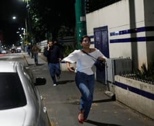 "트럼프가 공습 명령"...'7차례 폭발음' 베네수엘라, 국가비상사태 선포