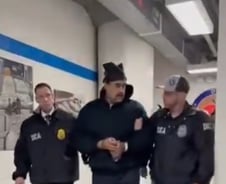 美 구치소 수감된 마두로… 수갑 찬 채 웃으며 "해피 뉴이어"