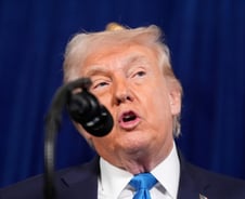 트럼프 "마두로보다 더 큰 대가" vs 베네수 부통령 "식민지 되지 않을 것"