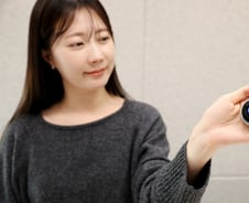 목걸이에 'AI 화면' 뜬다…미리보는 OLED 세상