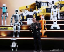 "로봇계 챗GPT 도약"…피지컬AI 판 키운 젠슨황, K벤처도 기대↑