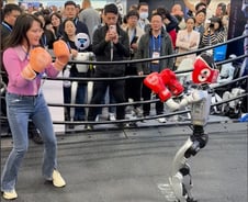 글러브 끼고 '잽잽' 사람들 멈춰 세운 로봇…CES 강타한 '차이나테크'