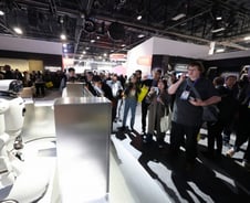 LG '가정용' vs 삼성 '산업용'… 로봇 전략 '각자의 길' 걷는다