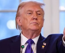 트럼프 "그린란드, 중·러에 못 줘…합의 안 되면 '힘든' 방식 선택"