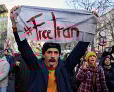 "보안군에 5살 피격" 격해지는 이란 시위…트럼프 "도울 준비 됐다"