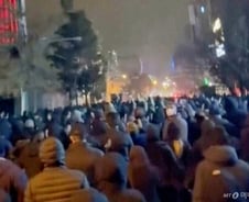 강경진압에 5세 아이도 피격… 트럼프 "도울 준비 됐다"