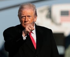 "이란과 회담 취소, 미국인 대피 고려"…트럼프, 무력 개입하나