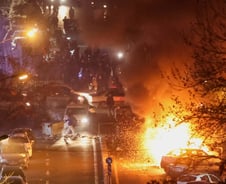 "당장 이란 떠나라" 경고한 미국...트럼프 "곧 도움이 도착할 것"