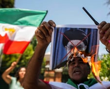 트럼프, 이란과 대화 중단… "미국 지원 곧 도착"