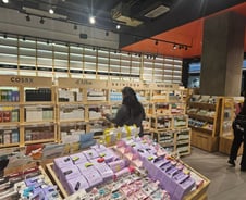 "농심라면 매일 먹어요"...年7%성장 이나라, K뷰티 성장률 '100%'