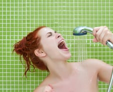 "샤워기로 입 가글, 끔찍한 습관"...2년간 병원 신세 [한 장으로 보는 건강]