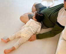 아픈 딸의 '찰싹' 껌딱지 모드…아빠 허리에선 결국 비명이 터져나왔다[40육휴]