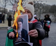 반미 수위 높인 이란 "전면전" 언급...하메네이 "시위대 수천명 사망" 인정