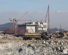 "삼성, SK 데려오자" 정치권서 '툭'...기업은 '끙끙' 말도 못 하는 속사정