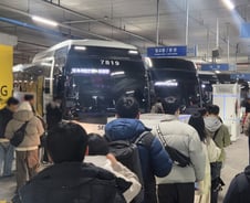 "평택도 멀다, 새만금 반도체? 이직하란 말"...통근 직원들 반응은[르포]