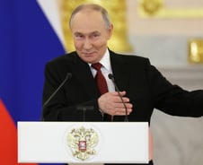 그린란드 놓고 분열하는 NATO…"푸틴, 세상에서 가장 행복"