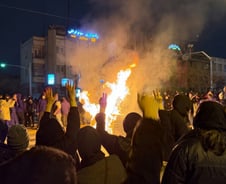 미 항공모함 이동...트럼프 '결정적 군사 옵션' 검토 vs 이란 "반격 준비"