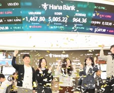 역사적 '코스피 5000' 잡아라…4대 은행 딜링룸 사진 경쟁 '후끈'