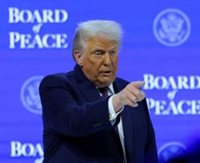 트럼프 "그린란드 영구적 접근권 협상 중"…병합 전략 일보후퇴