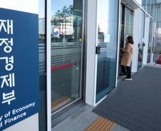 재경부, 美 한국관세 15→25%로 인상에 "미국 의중 파악중"