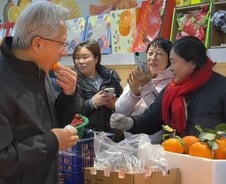 한국선 "깐부"·중국서 과일 먹방…美·中 '조정자'로 뜬 AI 황제