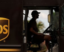 '최대 고객' 아마존과 결별 수순…UPS, 올해 최대 3만명 감원