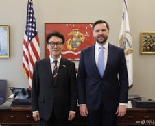 美부통령 "쿠팡 불이익 말라" 경고..쿠팡 노조 "알리·테무 살리기" 반발