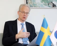 '풀무원' 식품 실은 '볼보 전기트럭'…"메이드 '위드'가 경쟁력"