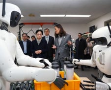 내 자리에 앉은 휴머노이드, 세금은 누가?…로봇세 논의 불붙나