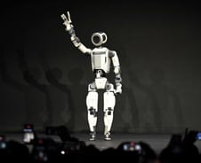 "로봇이 일자리 뺏는다" vs "오히려 월급도 올라"…노동의 대격변