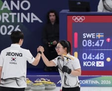 한국 역전 가능성 있는데..."경기 끝내자" 심판 개입, 컬링 '오심' 논란