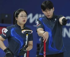"너무 늦어서 죄송"...컬링 믹스더블 김선영-정영석, 5연패 뒤 '첫 승'