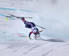 "수직으로 추락" 비명소리...부상에도 출전한 '스키 여제' 충격 사고