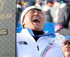 "실업팀 없어 막노동"...37세 스노보드 맏형 '기적의 은메달'