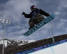 허리 부상 딛고 날아오르다…스노보드 최가온, 첫 금메달 정조준