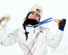 "두 번 쓰러지고, 대역전극"...스노보드 최가온, 드라마 같은 한국 첫 '금메달'