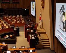"모래주머니 차고 달리나"..기업 호소 국회 문턱서 번번이 좌절