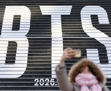 도시 전체가 축제…한강버스 타고 BTS 페스타·DDP서 실황 중계