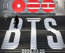 'K팝의 왕' BTS, 경복궁 '왕의 길' 걷다