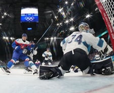 올림픽 하키 보러 왔다 딱 걸렸다…16년 숨어 지낸 수배범 '쇠고랑'