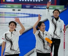 "감 잡았다!" 한국 여자 컬링, 영국에 9-3 완승…1패 뒤 2연승 질주