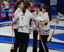 "미녀 군단" "예쁜데 실력도 좋아"...한국 컬링 대표팀에 푹 빠진 일본