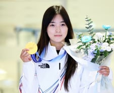 '금빛 귀환' 최가온 "할머니표 '육전' 먹고 싶어요"...롯데 회장엔 "감사"