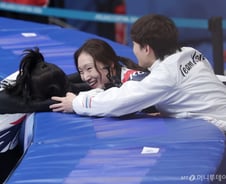 '메달 무산' 최민정, 그래도 웃었다...'동메달' 김길리 안아주며 "축하해"