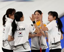 한국 여자 컬링, 강호 스웨덴 8-3 완파…4강 희망 살렸다