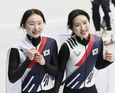 "넘어지는 줄 알고 기겁"…버틴 최민정, 통산 메달 6개 '최다 타이'