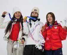 韓 설상 '깜짝 금메달' 뒤엔 신한금융 후원이...KB 빙상·하나 루지 지원