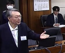 '내란 우두머리' 윤석열 1심 무기징역…"성경 읽는다고 촛불 훔치면 안돼"