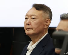 [속보]윤석열 전 대통령 입정, '내란 우두머리' 등 혐의 선고 공판 시작